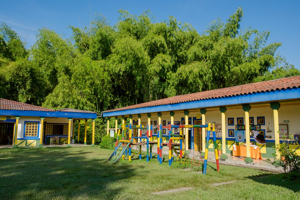  La Sede Barragán es pequeña y, como muchas escuelas rurales colombianas, carece de recursos. Pero los estudiantes se enorgullecen de su escuela, que presenta los colores y el diseño típico de los edificios de todo el país cafetero. (Crédito: Jared Wade) 